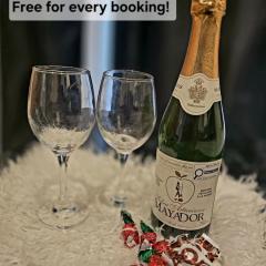 Cozy Boho Room at the Heart of Vancouver! Private Parking, Self Check-in & just 4 mins to Metrotown!