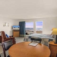 Oceanfront Condo - Beach Access - King Bed & Full Kitchen - Pool and Hot Tub