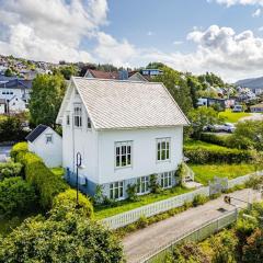 Lundenhuset 1917 - in the heart of Ulsteinvik