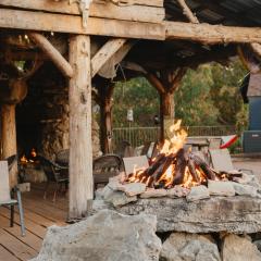 Stonegate Lodge 2 Queen Beds WIFI Roku TV Salt Water Pool Room #106