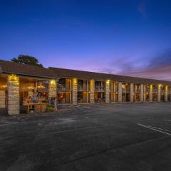 Stonegate Lodge King Bed, WIFI, 50in Roku TV, Salt Water Pool Room #108