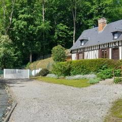 Maison individuelle près d'une rivière et d'un bois