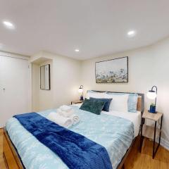 Stylish Basement Suite for 4 Near Cafes & Parks - Bloor Hotel
