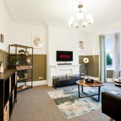 Very Spacious 3br House With Parking near City Centre, Sleeps 8, by URBAN PINNACLE STAYS