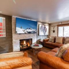 Condo with Free WiFi & Uncovered Parking Close to Riva Bahn and Gold Peak