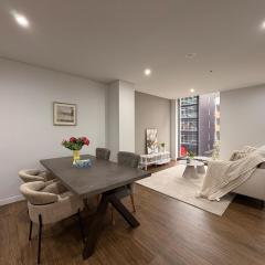 KozyGuru | Mascot | Stylish 2BR | Balcony& Parking