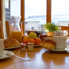 Appartement rénové au pied des pistes avec balcon, casier à skis et wifi gratuit - FR-1-358-190