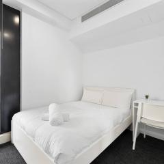 Chic 2BR Stay -Walk to Station & 5 Mins to Airport