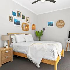 Ashen Grove Modern Comfort near Dining and Beach