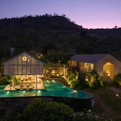 StayVista at The Ray with Mountain Views, BBQ, AC