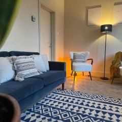 Central Carlisle Modern 4BD w Wi-Fi, Washer, & SmartTVs, close to M6