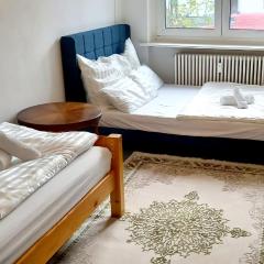 Tripplezimmer mit Garten, Kicker und Grill