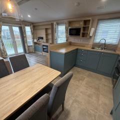 Sunnymede B10 - Hot tub caravan