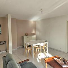 Appartement lumineux avec terrasse et parking à 5 min du centre ville