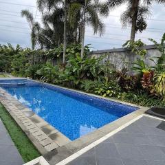 Rumah Dengan Kolam Renang