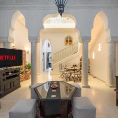 New Stylish Riad - 4BR with Pool Access Free Breakfast & Airport Pickup
