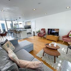 Modern 3-Bedroom flat in Holloway with Private Patio near Islington, Caledonian Road, Emirates Stadium