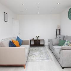 Charming 3 Bed Windsor House With Free Parking