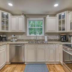 Spacious 5BR Home Sleeps 9 Modern Comfort