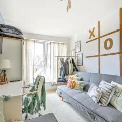 2-Bedroom Flat in Woking Walk to Station