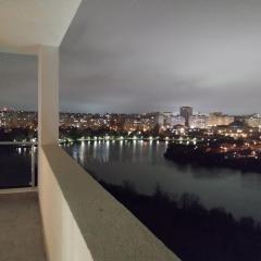 Lakeview Skyline with free parking