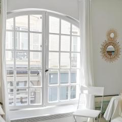 Eiffel Tower Magnificent apartment center Paris