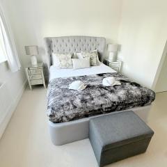 4-Bed Home for Contractors & Relocation - Sleeps 8