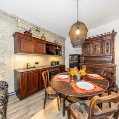 Old Town Suite with 2 bedrooms next to Town Hall