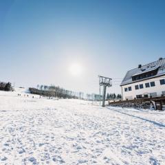 Q-Stall, Apartment 04