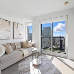 Toronto Skyline Stay Modern Design & View