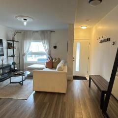 Chic Ossington Escape 3BR w Patio in Downtown