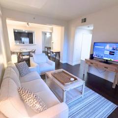 Extra Large Full Service Apt Near UCLA with Garden Views - Glendon