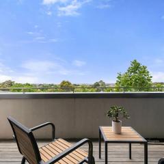 Crows Nest Balcony Stay with BBQ