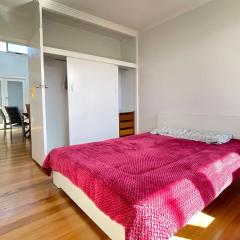 Budget-friendly room near Sunshine Station to CBD