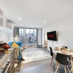 Waterfront Apt with Pool & Views Free Onsite Parking Gym Library