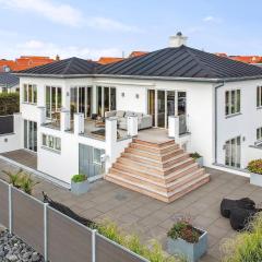 Eksklusiv Ferieoase Med Plads Til Hele Familien, Med Udsigt Til Fjorden