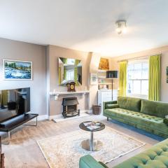 Central Stamford Apartment - Very Spacious