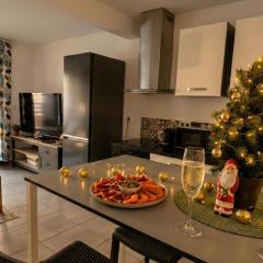 2 Chambres avec Balcon en Centre-Ville et Plage au Calme