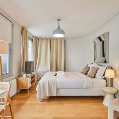 Studio Eiffel Tower by Studio prestige