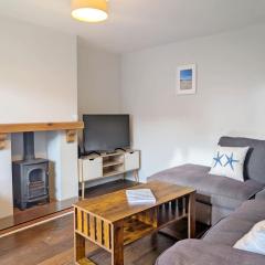 Pickleberry Cottage - Close to sandy beach