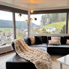 Serenity Stay Baiersbronn Kamin und Schwarzwaldblick