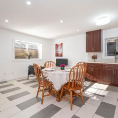 Cozy 2B Suite in Great Location Near Trails & Shop