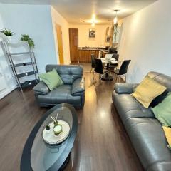 STYLISH SUITE - 2 BEDROOMS - SLEEPS 6 GUESTS - 2 BATHROOMS - FREE PARKING - BIRMINGHAM CITY CENTRE - CONTRACTORS - EASY CHECK In