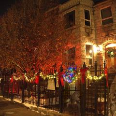 The Banksy-Free Parking -4 bedroom w King bed- Firepit Rooftop near United Center