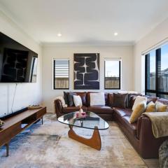 Spacious Home - 2 Lounges, Gym - Deck near Manukau