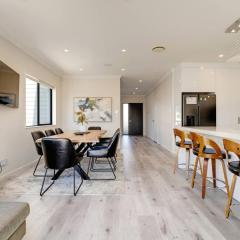 Spacious Home - 2 Lounges, Gym - Deck near Manukau