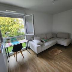 Opposite Metro 14, Cozy Guest Room with Garden & Free Parking, 5 min Orly Airport, 7 min Paris