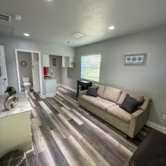 Modern Tampa studio full Kitchen & great location