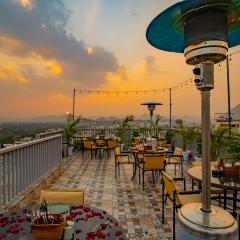 MAYA'S MANOR - A Luxury Lake View Boutique Hotel