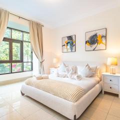 Deluxe Arabian Stay - One-Bedroom at Souk Al Bahar - Downtown Dubai